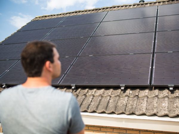 zonnepanelen dak zwarte panelen installatie