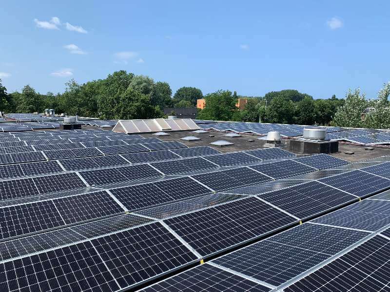 Schooldakrevolutie: zonnepanelen op het dak van het Adelbert College